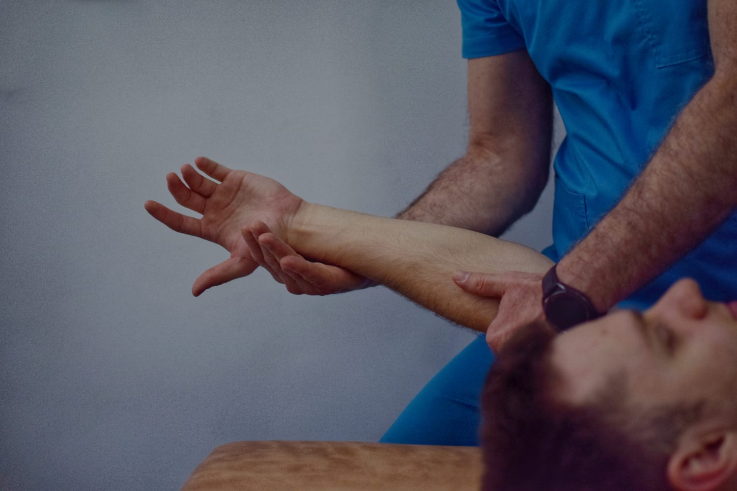 Manipulare umăr în sala de kinetoterapie